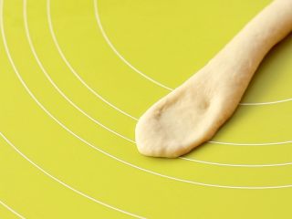 19、甜甜圈,将粗的那头擀开