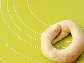 20、甜甜圈,将细的那头放在粗的那头上，形成一个环形