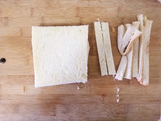 6、巧克力花生酱香蕉西多士,将吐司的四边切去