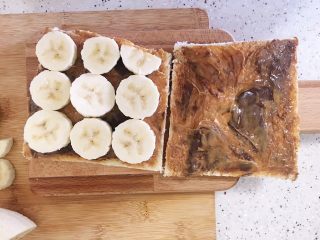 9、巧克力花生酱香蕉西多士,香蕉切片，稍微厚一些，码放在吐司上，四周留些空间