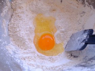 17、棒槌小鸡腿????,放入1-2个鸡蛋 搅拌开