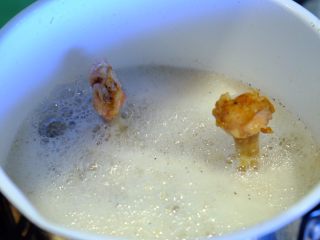 25、棒槌小鸡腿????,垂直放入油锅 注意 放下去的瞬间是定型的关键 如图是正确方式 翅根可以垂直坐在锅底