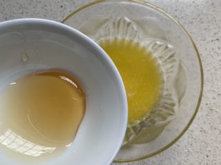 2、蜂蜜黄油吐司片,黄油融化后加入蜂蜜，搅匀
