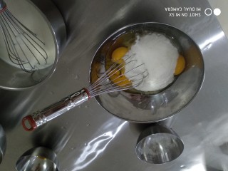 1、可露丽,全蛋 蛋黄加糖用蛋抽拌匀