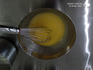 2、可露丽,拌匀的全蛋蛋黄如图
