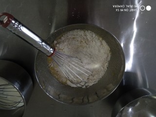 3、可露丽,第3部加入面粉和杏仁人拌匀,这里的粉类可以过筛,也可以最后可露丽面糊倒入模具的时候过筛