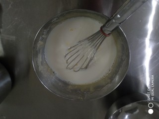 4、可露丽,第4部加入1/2的牛奶拌匀,然后加入剩余的牛奶