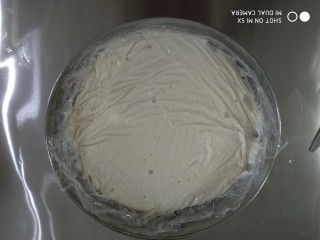 7、可露丽,第7部用保鲜膜把做好的可露丽面糊贴面冷藏24-48小时然后入模具进烤箱烤(面糊的成熟要经过24-48小时才能完成,才能烤出理想的可露丽)