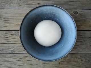 6、腐乳葱香饼,揉成光滑面团，盖保鲜膜醒15分钟。
