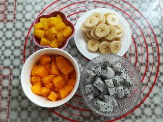 10、缤纷水果披萨,面团发酵的过程中把水果去皮切成小块，黄桃罐头用厨房纸吸干水份