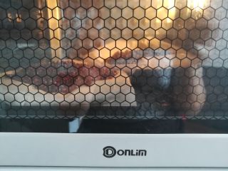 13、缤纷水果披萨,披萨面团放入预热好的烤箱底层，上火130度，下火170度烤十分钟