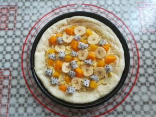 15、缤纷水果披萨,放上适量的水果粒