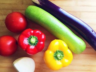 1、普罗旺斯烩菜～《Ratatouille》蔬菜杂烩,准备食材，清洗沥干水分。