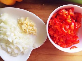 2、普罗旺斯烩菜～《Ratatouille》蔬菜杂烩,洋葱和蒜切末，西红柿去皮后切块。