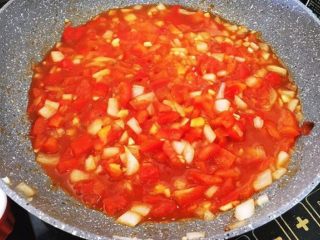 5、普罗旺斯烩菜～《Ratatouille》蔬菜杂烩,加入西红柿和番茄酱，用胡椒粉、糖、盐调味。