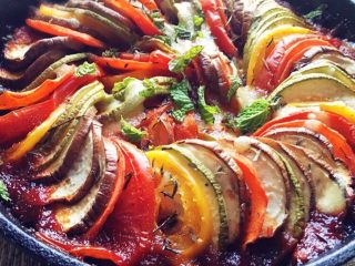 10、普罗旺斯烩菜～《Ratatouille》蔬菜杂烩,烤到30分钟时去掉锡纸，撒上百里香和欧芹碎继续烤熟即止。