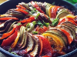 11、普罗旺斯烩菜～《Ratatouille》蔬菜杂烩,烤好后再放点欧芹装饰。