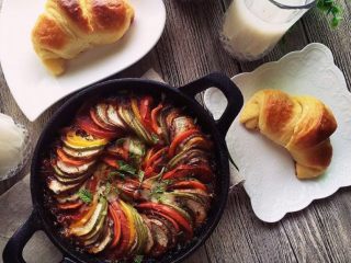 12、普罗旺斯烩菜～《Ratatouille》蔬菜杂烩,可以搭配可颂面包一起开吃吧！