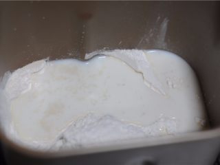 2、黑芝麻红豆土司,先做中种:主面团的食材放入面包桶