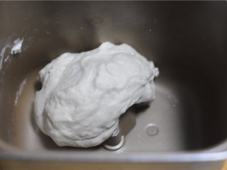 3、黑芝麻红豆土司,设置二十分钟将面团揉成团