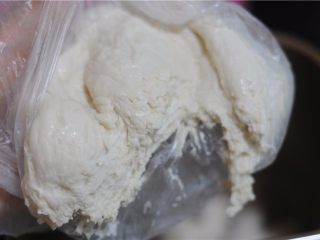 5、黑芝麻红豆土司,第二天早上,面团发酵好了,看,发酵好的面团呈絮状