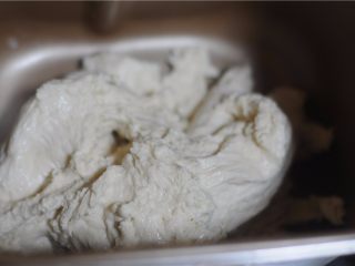 6、黑芝麻红豆土司,将面团撕下来,放入面包桶