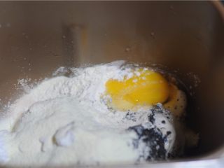 7、黑芝麻红豆土司,加入辅料里除黄油外所有的食材,设置一个揉面档将面团揉好