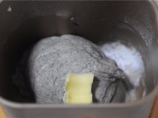 8、黑芝麻红豆土司,放入黄油,设置一个发面程序
