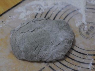 10、黑芝麻红豆土司,取出,排气