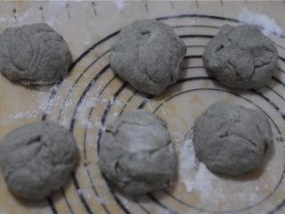 11、黑芝麻红豆土司,分成同样大小的剂子