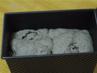 13、黑芝麻红豆土司,放入土司盒进行二发,大约一个小时左右,二发好了,如果放入烤箱,二发时间会更快