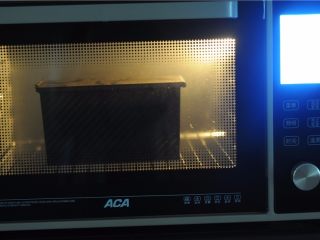 14、黑芝麻红豆土司,将土司盒放入烤箱,170分钟烤50分钟即可出炉