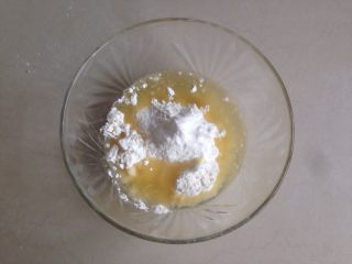 1、植物油版绿豆酥饼,将油酥材料，中筋面粉100克，玉米油50克放入到碗里