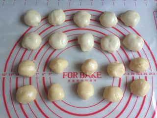 7、植物油版绿豆酥饼,将水油皮和油酥各分成10份，搓圆