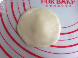 8、植物油版绿豆酥饼,将水油皮擀成圆形，旁边薄中间厚