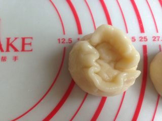 10、植物油版绿豆酥饼,用虎口收口，收口朝下，盖保鲜膜，放冰箱冷藏松弛15分钟