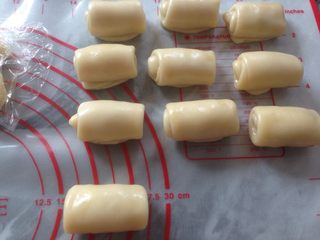 12、植物油版绿豆酥饼,卷起，放冰箱冷藏松弛15分钟