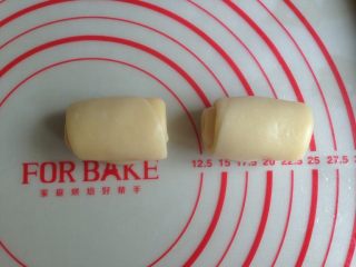 15、植物油版绿豆酥饼,卷起，再放入冰箱冷藏松弛15分钟