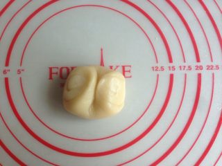 16、植物油版绿豆酥饼,用拇指在中间压一下对折