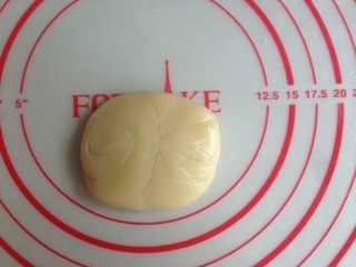 17、植物油版绿豆酥饼,用手掌压扁