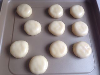 20、植物油版绿豆酥饼,收口朝下，放在东菱K40C烤箱自带的不粘烤盘上，再压扁一下