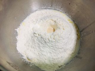 2、蜂蜜小面包,主面团所有材料（除猪油外）混合。