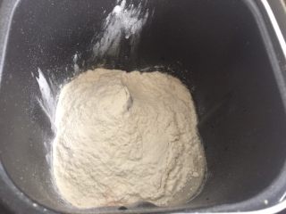 2、海陆双拼披萨,将水、盐、糖、高筋面粉、酵母粉依次放入面包机里