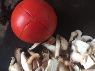 5、海陆双拼披萨,番茄划十字