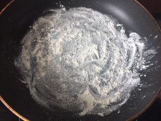 21、海陆双拼披萨,平底锅撒上面粉