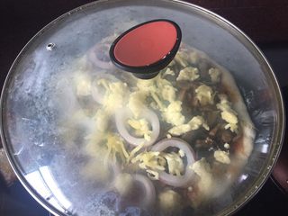 27、海陆双拼披萨,盖上锅盖小火焖烧12分钟