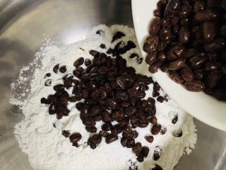 3、红豆年糕,倒入自制的红豆