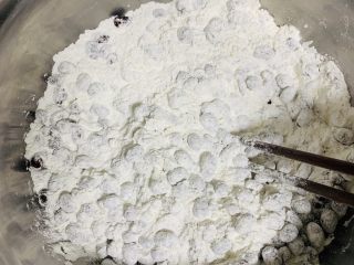 4、红豆年糕,用筷子搅拌均匀。