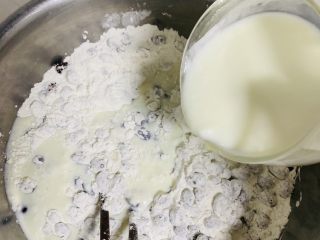 5、红豆年糕,加入牛奶。