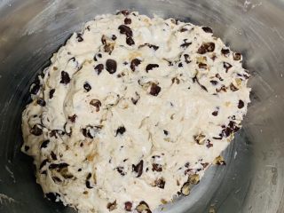 6、红豆年糕,不用揉搓，搅拌均匀即可。